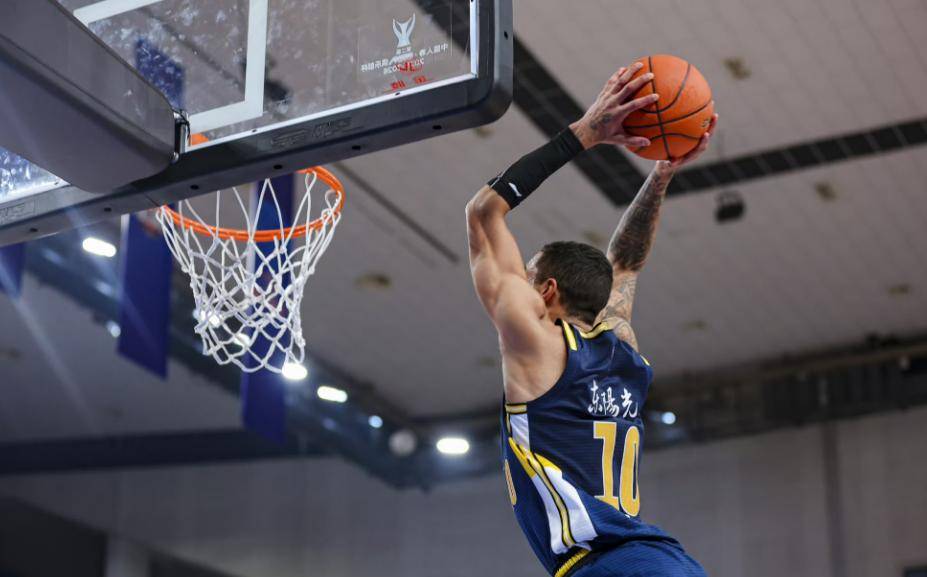 乐鱼体育在线-转折点！广东宏远队长鼓劲，全明星赛赛后攻防权衡，压力陡增，训练强度明显提升