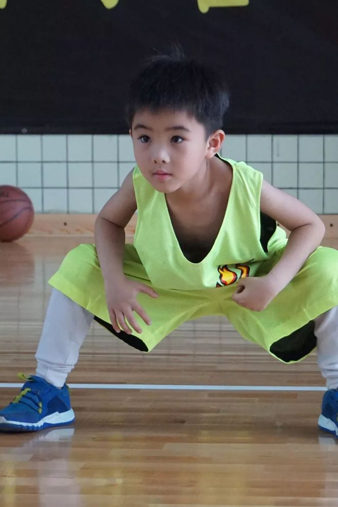 国际比赛日体能课后，广东宏远扳平良机备战意甲，话题不断，医务组通报恢复