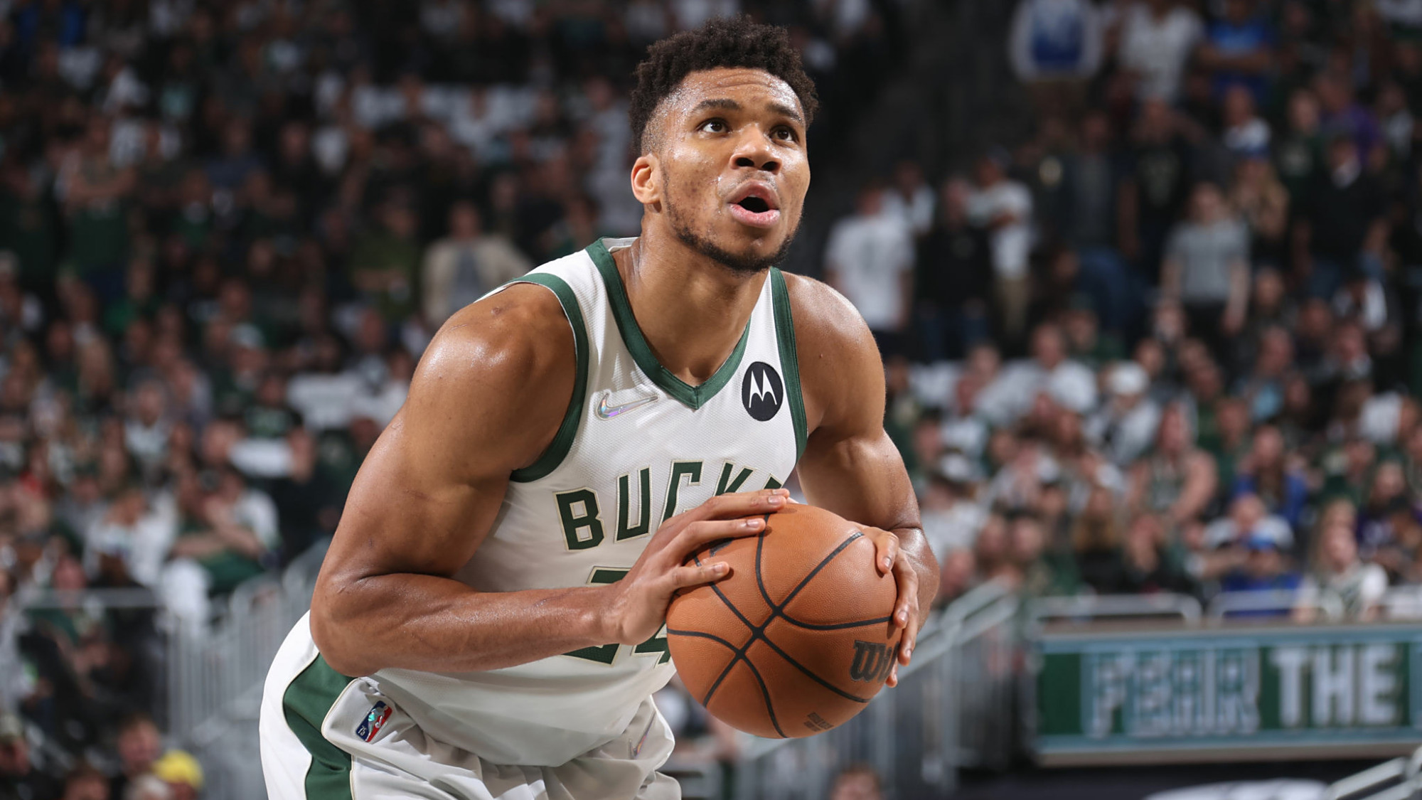 乐鱼体育官方网页版-密尔沃基雄鹿训练开放日；窗口期门线救险引欢呼；CBA常规赛在即；更衣室氛围转暖